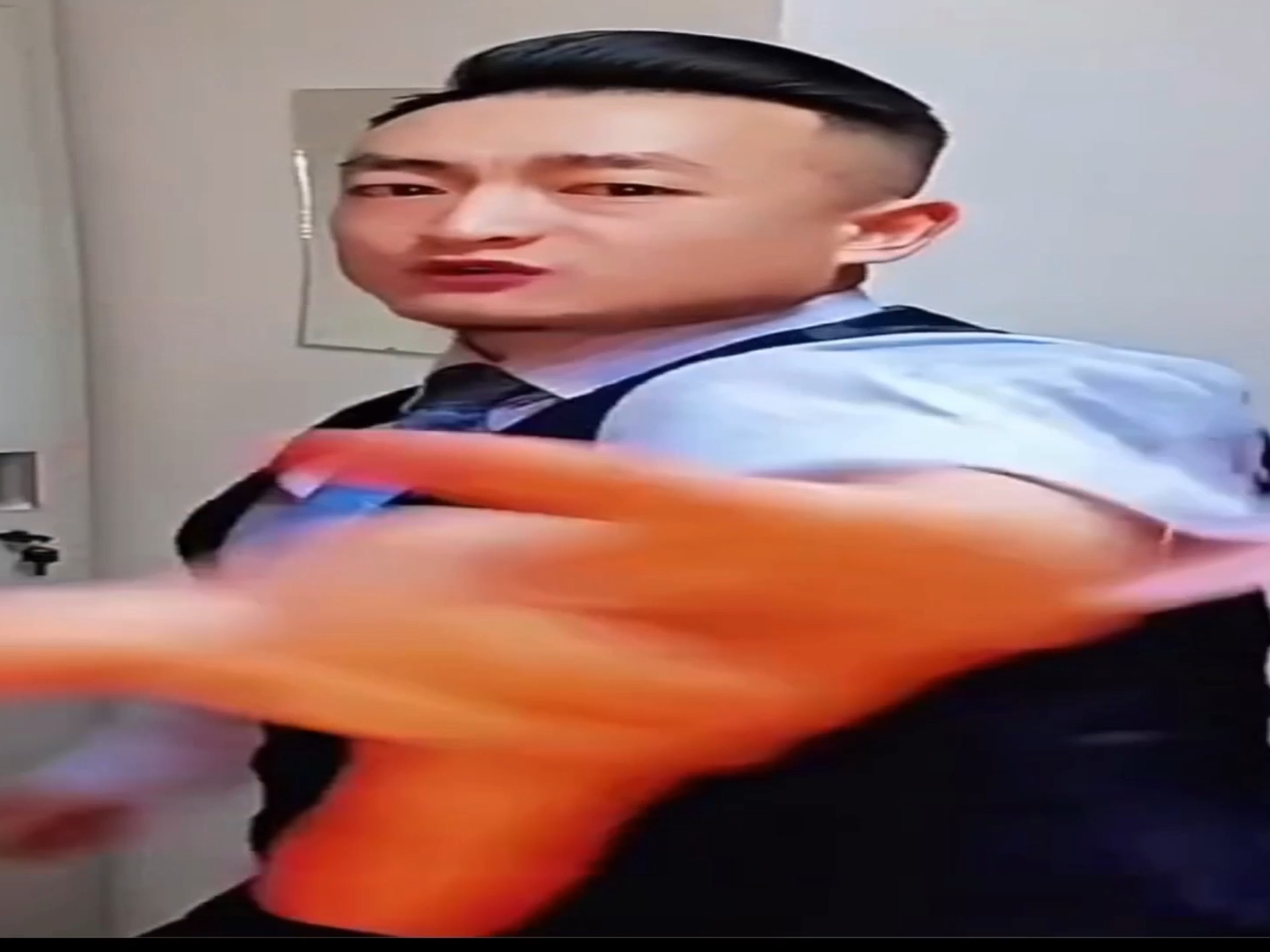 包含Faker在TL比赛中败北，大胜引发热议！的词条